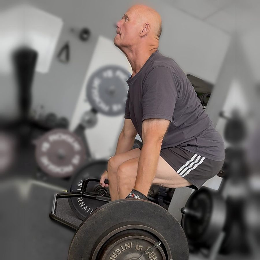 Jörg beim Kreuzheben mit der Trap-Bar im Studio, Blick nach oben