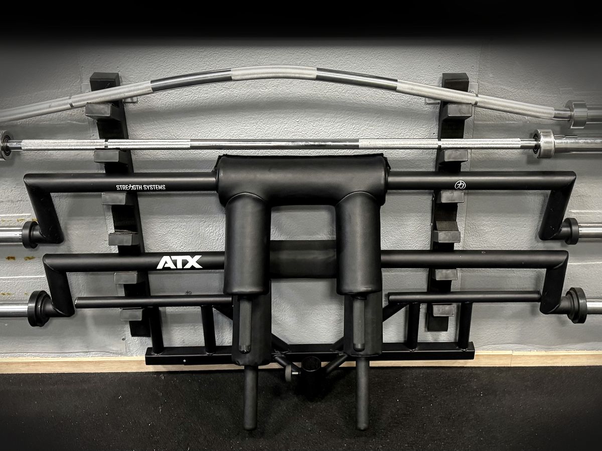 Specialty Bars an der Wand: Safety Squat Bars, Trap Bar, Football Bar und weitere Spezialhanteln